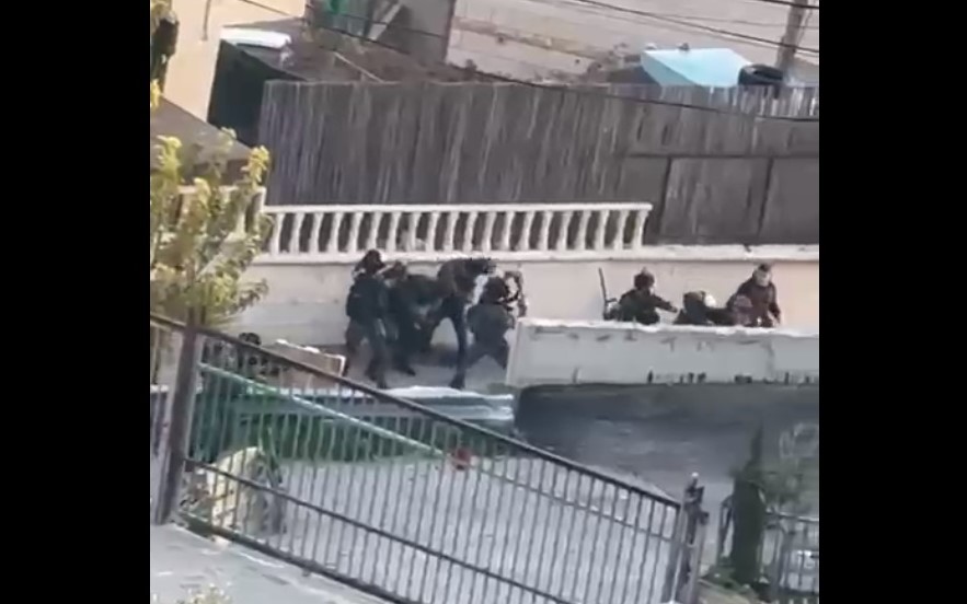 جنود الاحتلال يعتدون على المواطنين في جبل المكبر